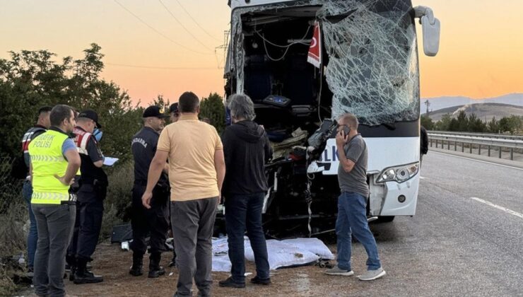 Afyonkarahisar’da feci kaza: Yolcu otobüsü kamyona arkadan çarptı!