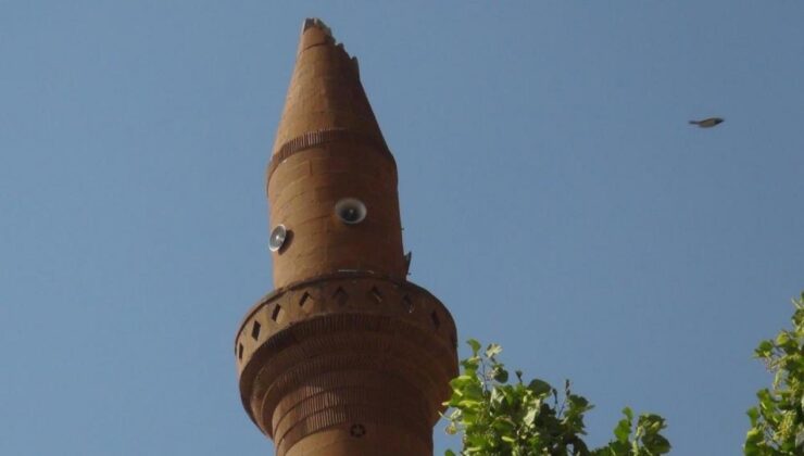 Ahlat’ta cami minaresine yıldırım düştü, müezzin yaralandı