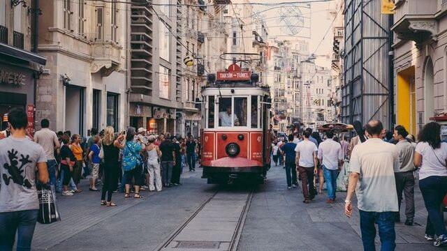 <p>Beyoğlu'nda hava sıcaklığı 25,9, hissedilen sıcaklık 30,3 iken, nem oranı yüzde 98'e ulaştı.</p>