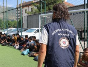 Alüminyum taşıyan tırın dorsesinde 23 düzensiz göçmen yakalandı