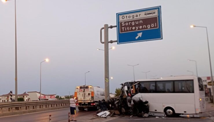 Antalya’da direğe çarpan tur midibüsündeki 15 kişi yaralandı