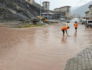 Artvin’in Yusufeli ilçesinde sağanak sele döndü