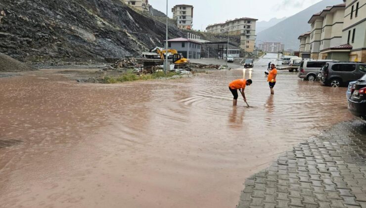 Artvin’in Yusufeli ilçesinde sağanak sele döndü