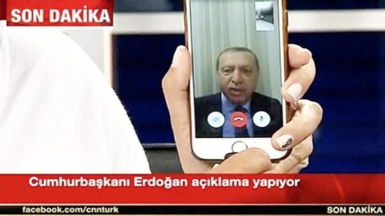 <p>Cumhurbaşkanı, saniyelerin bile çok önemli olduğu o gün, darbe girişimi haberini kendisini 21.30’da telefonla arayan eniştesi Ziya İlgen’den almıştı. Erdoğan ailesi, bu şok bilgiyi, güvenlik kaynaklarından doğrulattığında tatilini geçirdiği Grand Yazıcı Otel’de kısa süreli bir panik havası yaşandı. O anlarda Erdoğan’ın en yakınında sadece eşi Emine Erdoğan, çocukları, torunları ve damadı Enerji ve Tabii Kaynaklar Bakanı Berat Albayrak vardı. Erdoğan, kendisine gelen bu kritik bilgiyi ilk önce ailesiyle paylaştı. Ve o dakikalardan sonra hem Erdoğan ailesi hem de tüm Türkiye için kritik anlar başladı. Erdoğan, tüm soğukkanlılığıyla darbecilerin planının bozulması için atılması gereken adımları kararlaştırdı.</p>