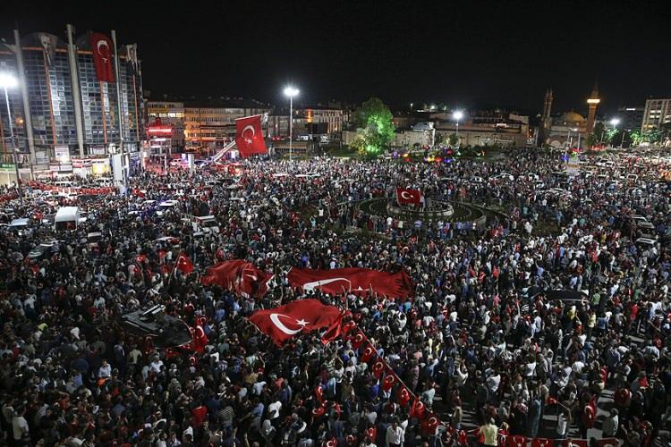 <p>Bunun üzerine Akıncı Üssü'nde darbeyi yönetecek Adil Öksüz ve diğer sivil imamların onayıyla 16 Temmuz 03.00'te başlaması planlanan darbe girişimi 15 Temmuz saat 20.30'a çekildi.</p>