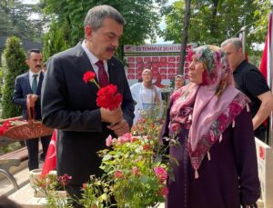 Bakan Tekin’den 15 Temmuz Şehitliği’ne ziyaret