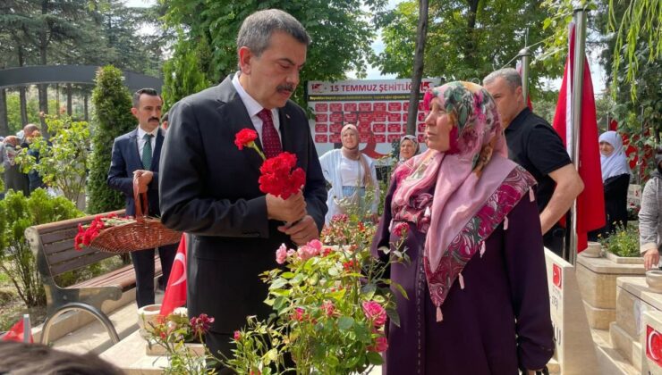 Bakan Tekin’den 15 Temmuz Şehitliği’ne ziyaret