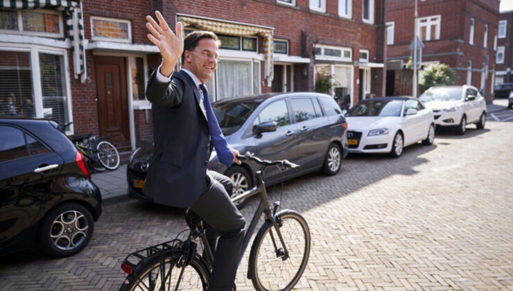Başbakan Rutte görevi devretti, Başbakanlık Konutu'ndan bisikletiyle ayrıldı | Dış Haberler
