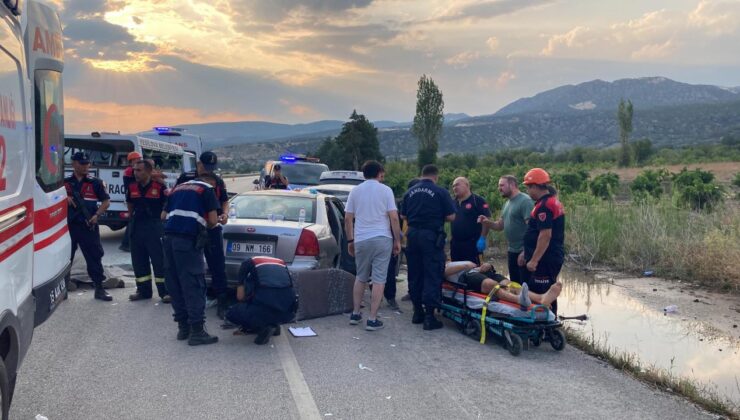 Burdur’da feci kaza! İki otomobil kafa kafaya çarpıştı: Ölü ve yaralılar var