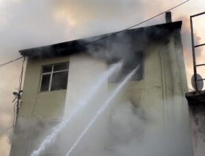 Bursa’da yangın paniği: 3 katlı bina küle döndü!