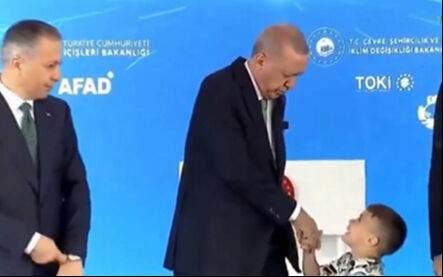 <p>Ailelerle sahnede görüşen Cumhurbaşkanı Erdoğan, kendisine koşan bir çocuğu elini öpmemesi üzerine uyardı. </p>