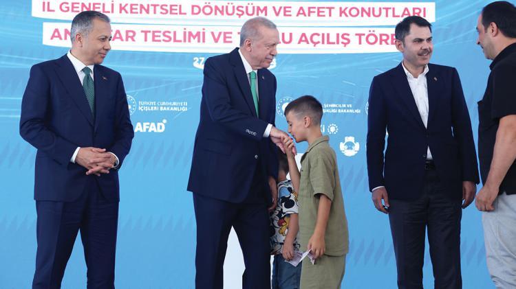 <p>Erdoğan, küçük çocuğun elini öpmesinin ardından kendisine harçlık verdi.</p>