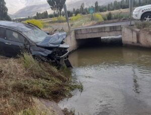 Erzincan’da sulama kanalına düşen araçtaki 5 kişi yaralandı