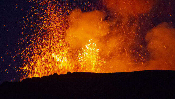 Etna Yanardağı yeniden faaliyete geçti: Lavlar geceyi aydınlattı | Dış Haberler