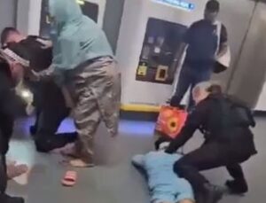 İngiltere'de polisin yerde yatan kişinin yüzünü ve kafasını tekmelemesi tepki çekti | Dış Haberler