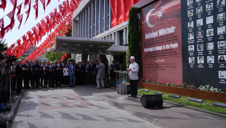 İstanbul Büyükşehir Belediyesi önünde ’15 Temmuz şehitleri’ anıldı