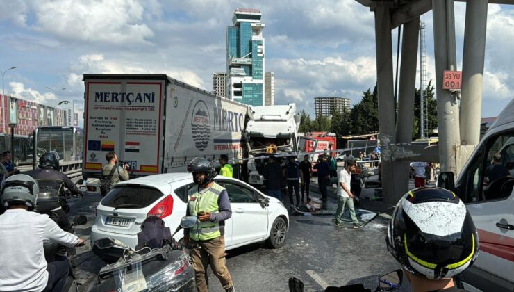 İstanbul’da feci kaza: Tır köprünün ayağına çarptı!