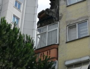 İstanbul’da korkutan anlar: Balkon çöktü! Bina boşaltıldı