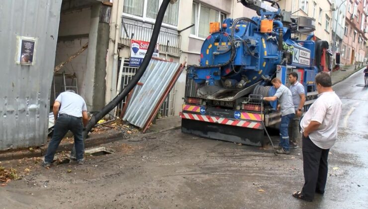 Kadıköy’de sağanak yağmur nedeniyle bazı evleri su bastı