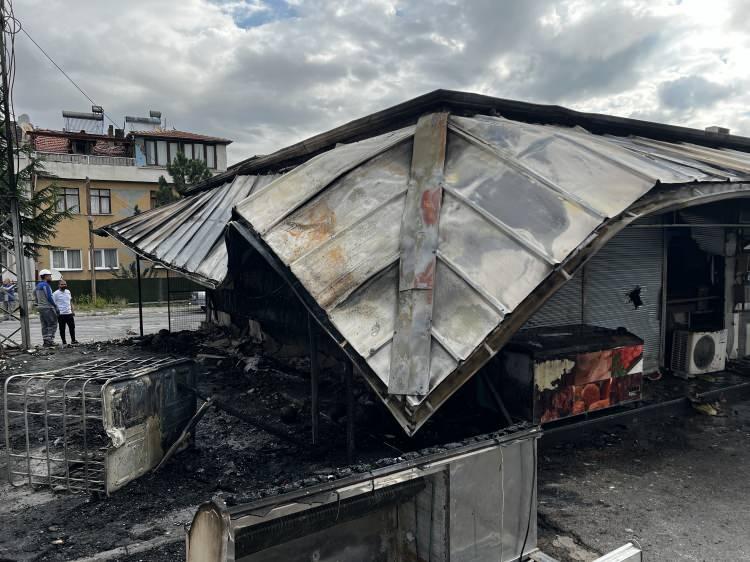 <p>Kayseri'nin Melikgazi ilçesinde dün akşam saatlerinde yaşanan olayların ardından mahalledeki hasar gün ağarınca ortaya çıktı. </p>