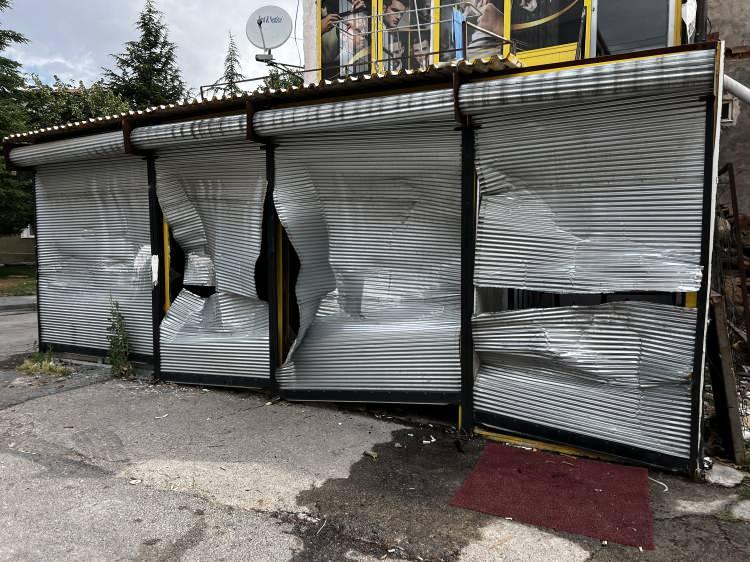 <p>Polis ekipleri bölgede devriye atarak güvenlik önlemlerini sürdürüyor.</p>