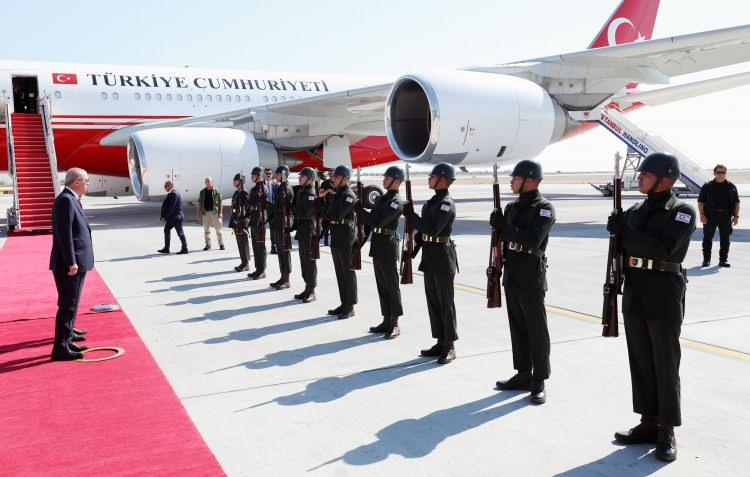 <p>Törene Türkiye'den dev katılım sağlandı. Bazı siyasi partilerin liderlieri de tarihi günde KKTC'de hazır bulundu.</p>