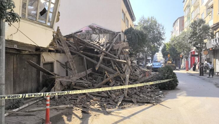 Korkutan anlar: 2 katlı metruk bina çöktü!