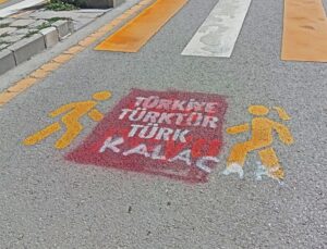 Kürtçe trafik uyarılarının üzerine ‘Türkiye Türk’tür’ yazıldı