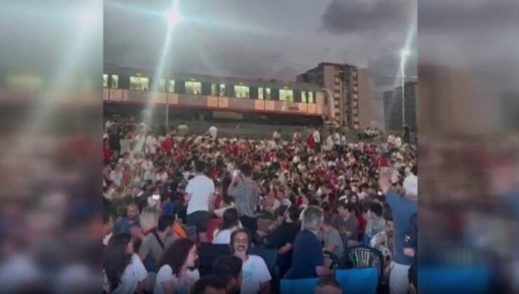 Marmaray makinisti milli maçı taraftarla beraber izledi