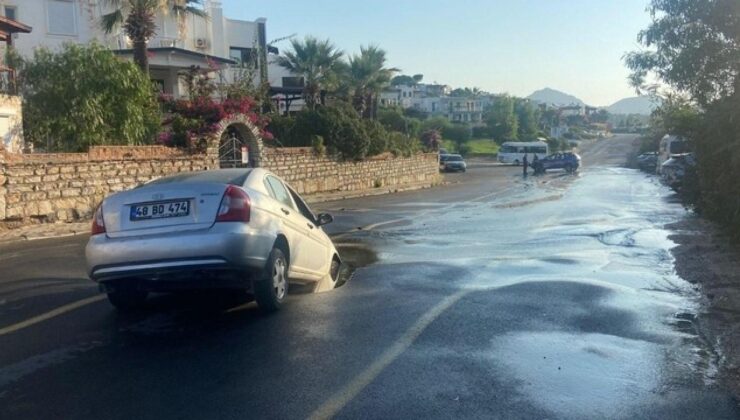 Otomobili yolda oluşan çukura düştü