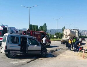 Otomobilin tankere çarptığı feci kazada 2 kişi öldü, 1 kişi yaralandı