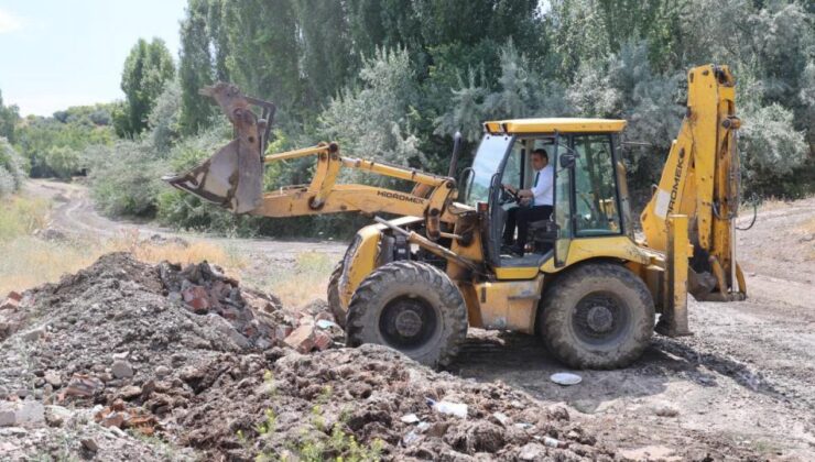 Rekor oyla seçildi, iş makinesi kullanmaya başladı