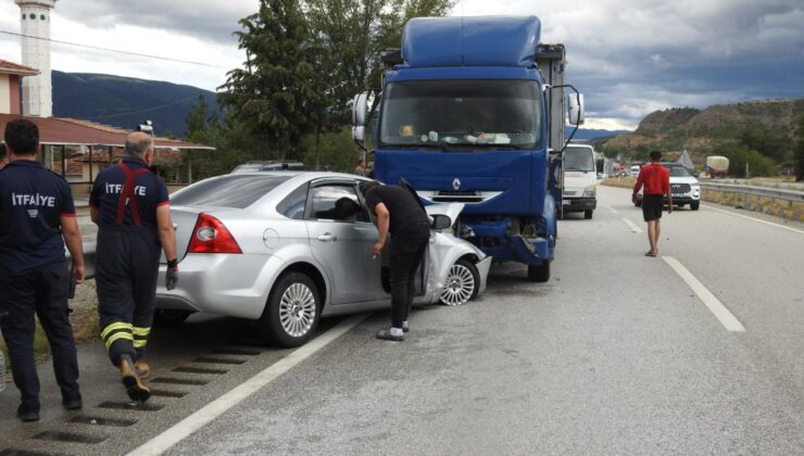 Seyir halinde ters dönen otomobile arkadan gelen kamyon çarptı