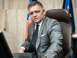 Silahlı saldırıya uğrayan Slovakya Başbakanı Fico görevine döndü | Dış Haberler