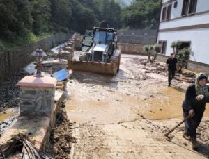 Trabzon ve Giresun’da sel sonrası yollar temizleniyor, hasar tespitine başlandı