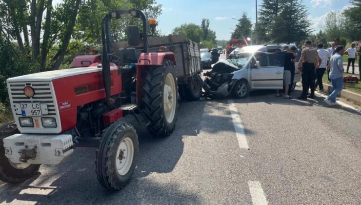 Traktör römorkuna arkadan çarpan araç hurdaya döndü: 5 yaralı