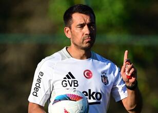 Van Bronckhorst ve Samet Aybaba’dan milli futbolculara destek