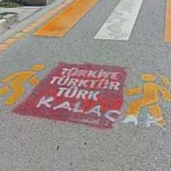 Kürtçe trafik uyarılarının üzerine 'Türkiye Türk’tür' yazıldı