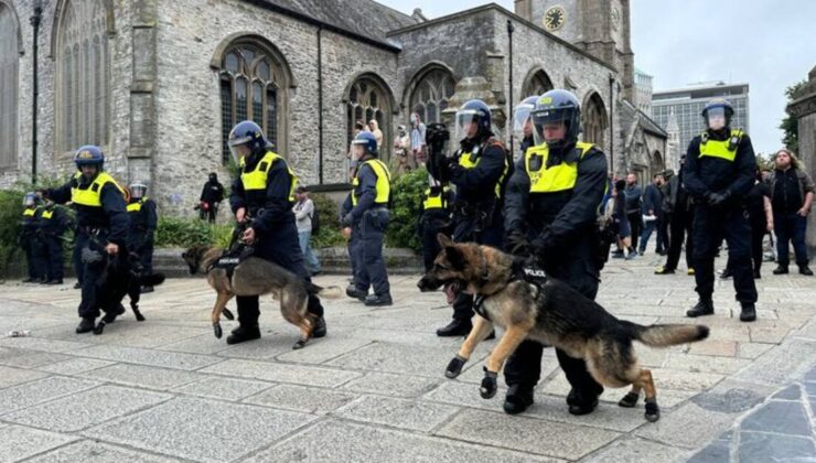 İngiltere'nin Plymouth kentinde polis, aşırı sağcılara köpeklerle müdahale etti | Dış Haberler