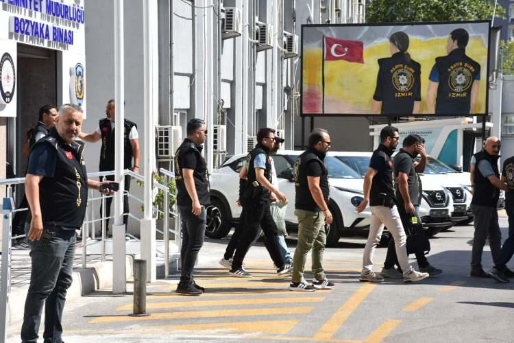 <p>Meteoroloji Genel Müdürlüğünün uyarısının ardından İzmir'de 12 Temmuz saat 18.00 sıralarında sağanak başladı. Bayraklı'da metrekareye 39,7 kilogram yağış düştü. Yağış nedeniyle kent merkezi Bayraklı ve Konak ilçelerinde bazı cadde ve sokaklar suyla dolarken, araç sürücüleri ve yayalar zor anlar yaşadı. Sağanaktan korunmak için kaçmaya çalışan Demokrasi Üniversitesi Tıp Fakültesi öğrencisi Özge Ceren Deniz (23) suyla dolan yolda elektrik akımına kapıldı. Onu kurtarmak isteyen ikinci el eşya satışı işiyle uğraşan, amatör müzisyen İnanç Öktemay (44) da akıma kapılıp, bir anda yere yığıldı. Deniz ve Öktemay, kaldırıldığı hastanede yaşamlarını yitirdi. İnanç Öktemay İzmir'de, Özge Ceren Deniz Osmaniye'de toprağa verildi.</p><p> </p>