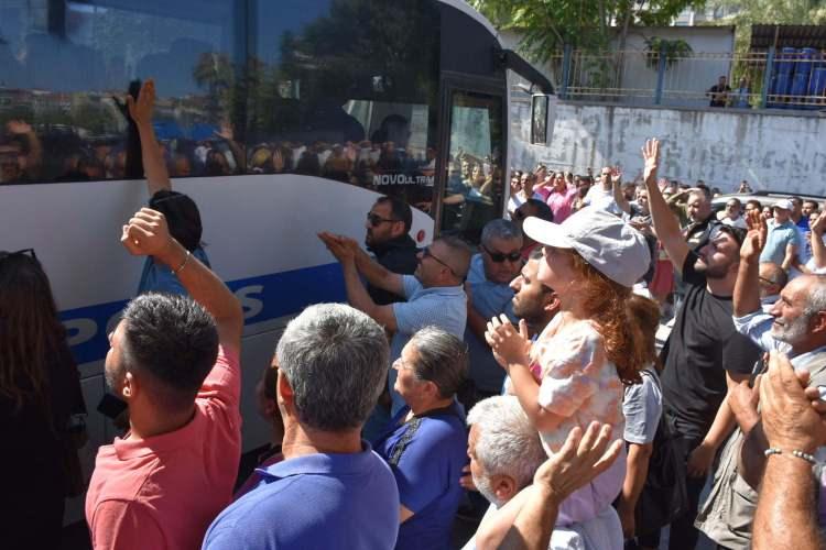 <p>Öte yandan bilirkişinin hazırladığı ön raporda, bir besleme devresine ait kablonun yağmur tahliye mazgalına sıkıştığı ve zedelendiği, ölümlere bu bölümdeki faz toprak arızasının neden olduğu belirtildi. Raporda, besleme devrelerine ait kabloların zeminden 36 ila 45 santimetre derinlikte olduğu, sıcaklığın olduğu yerde bu derinliğin 15 santimetreye kadar gerilediği, neredeyse mazgalın ulaşılabilirliğiyle aynı seviyeye geldiğine dikkat çekildi. Raporda, ilgili düzenlemeye göre bu derinliğin normalde 60 ila 80 santimetre olması gerektiği vurgulandı. Raporda ayrıca şu ifadelere yer verildi:</p><p> </p>