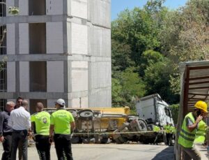 Sarıyer’de hafriyat kamyonu yan yattı: Bir işçi altında kaldı